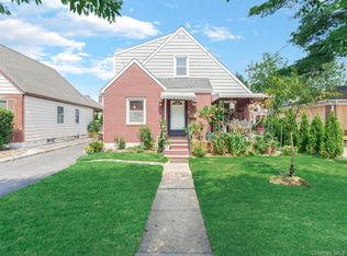 1517 Falmouth Ave, New Hyde Park, NY 11040