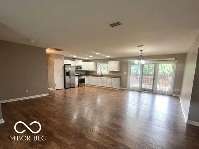 945 Fox Hill Dr — Photo 10
