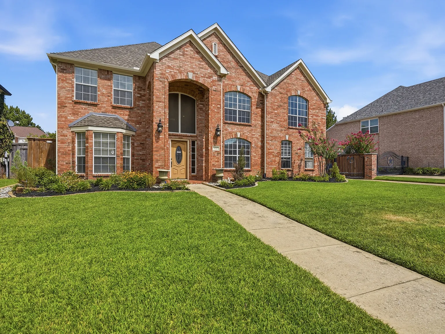 4 bed, 3.5 bath, 3590 sqft, $4,200 — Photo 2