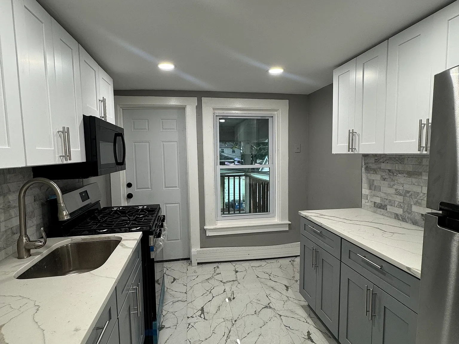 3 bed, 1.0 bath, 3102 sqft, $2,300 — Photo 1