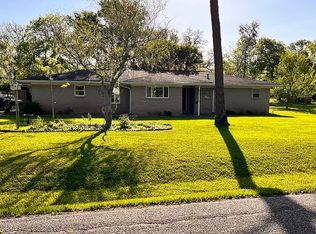 512 Edgewater St, Clute, TX 77531