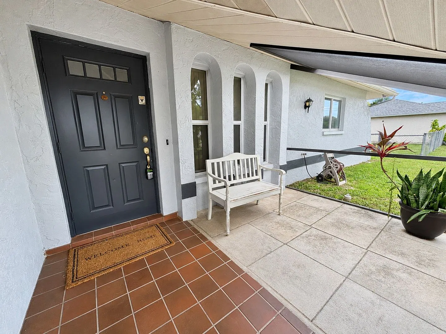 3-Bedroom Pool Home Spacious Lanai, Vaulted Ceilings & Huge Backyard! — Photo 2
