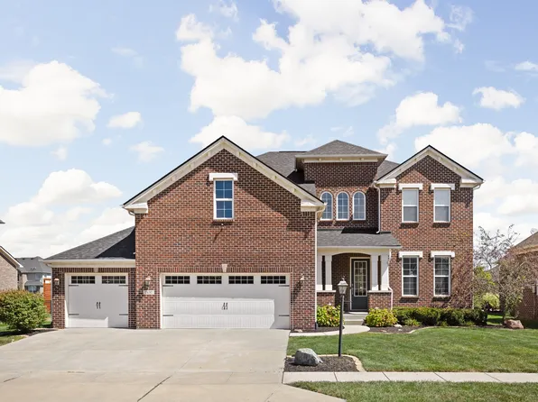 2697 E High Grove Cir, Zionsville, IN 46077