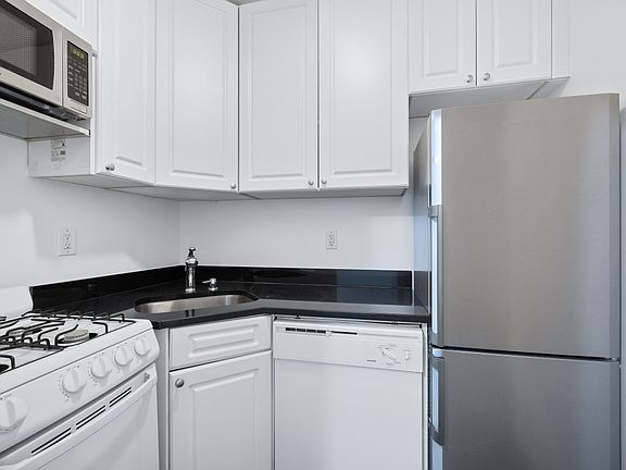 3rd image of 155 E 55th St APT 9A