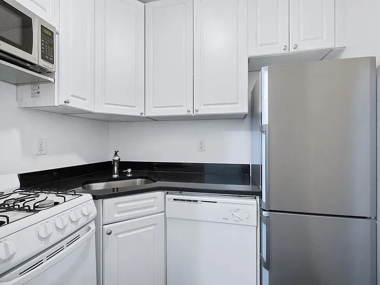 155 E 55th St #9A — Photo 3