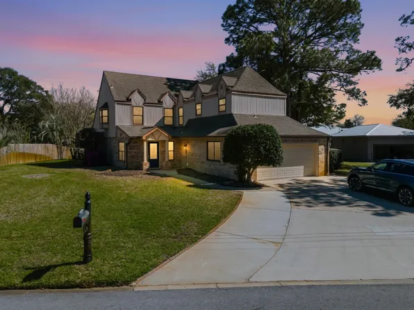 21 Neptune Dr, Mary Esther, FL 32569