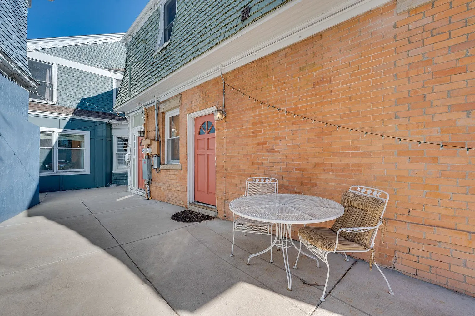 2 bed, 1.0 bath, 1130 sqft, $5,217 — Photo 4