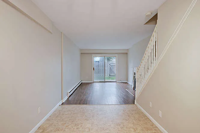 136 Arbour Glen Crescent London — Photo 2