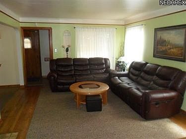4th image of 2050 Wyandotte Ave