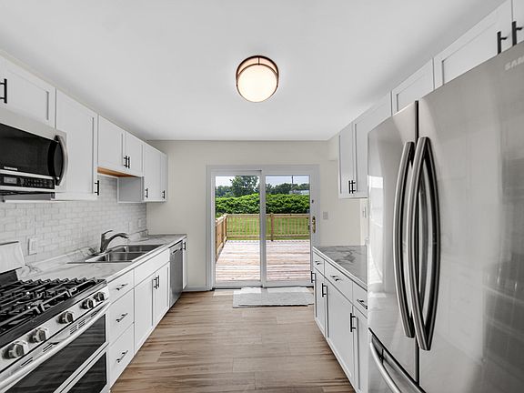 4th image of 909 E 36th Pl