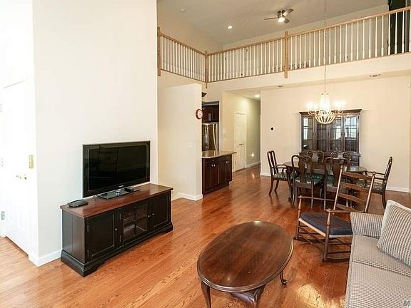 4th image of 219 Spring Dr #219