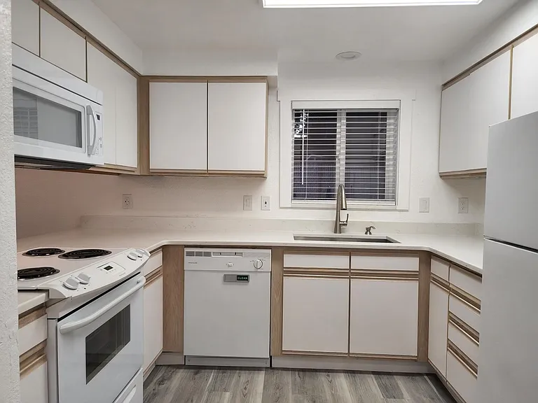 979 Plymouth Dr NE — Photo 14