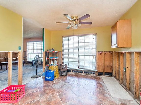 3rd image of 2412 Williamsburg Dr
