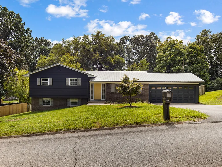 1505 Aldenwood Ln — Photo 1