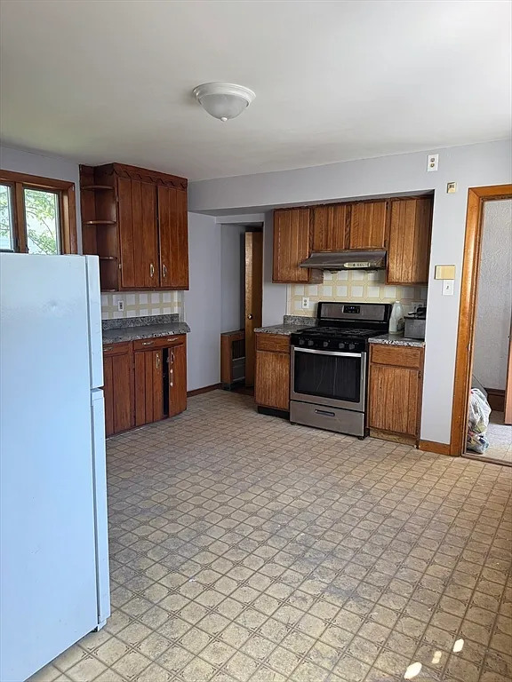 3 bed, 1.0 bath, 1200 sqft, $2,650 — Photo 3