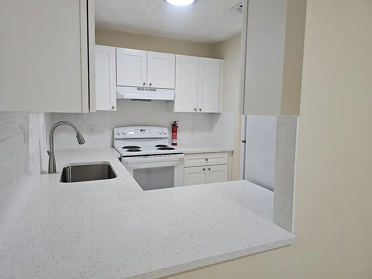 5836 S 37th Ct — Photo 8