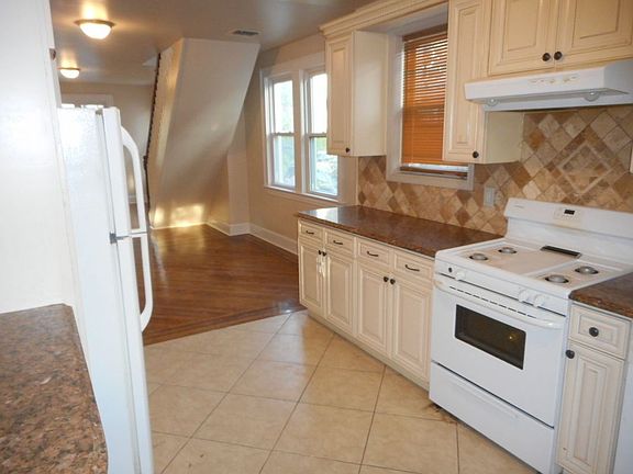 5th image of 284 Saint John Ave