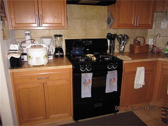 BLACK GAS RANGE AND OVEN