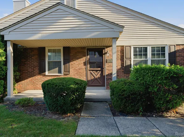 15762 Cambridge Dr #61, Clinton Township, MI 48038