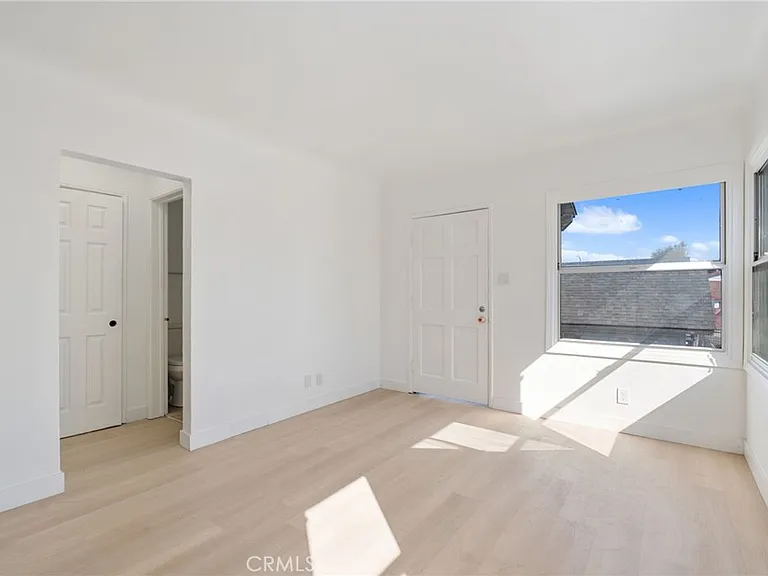 242 1/2 E 84th St #TOWNHOUSE — Photo 5