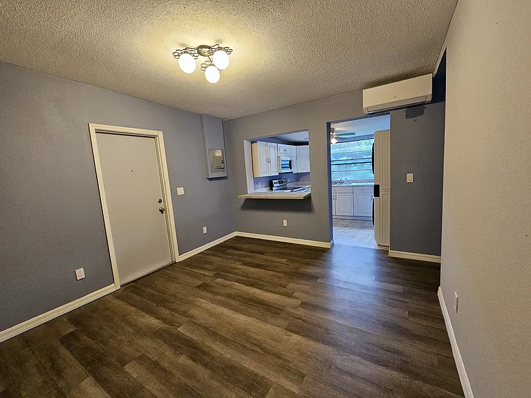 1617B Constantine St — Photo 2