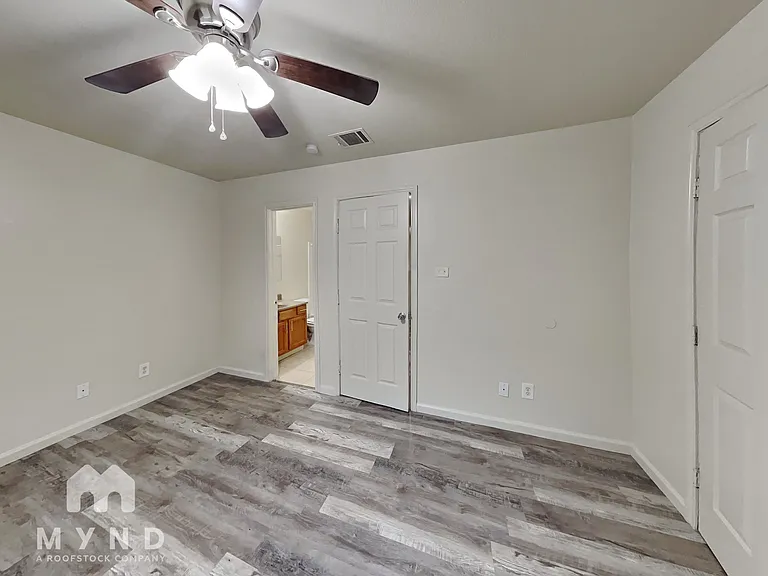 1421 E Robert St — Photo 14