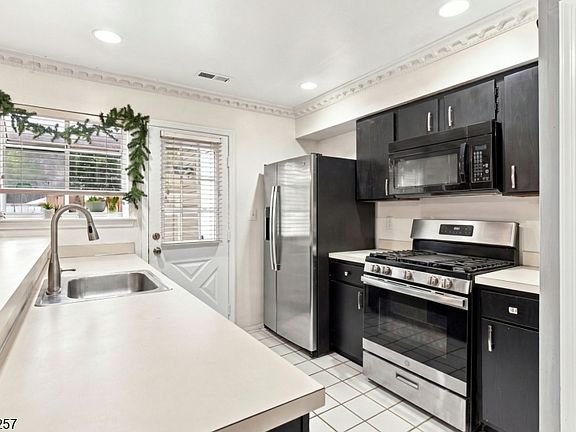 4th image of 36 Byrnes Ln E