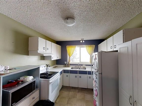 4th image of 9309 103rd Ave #B