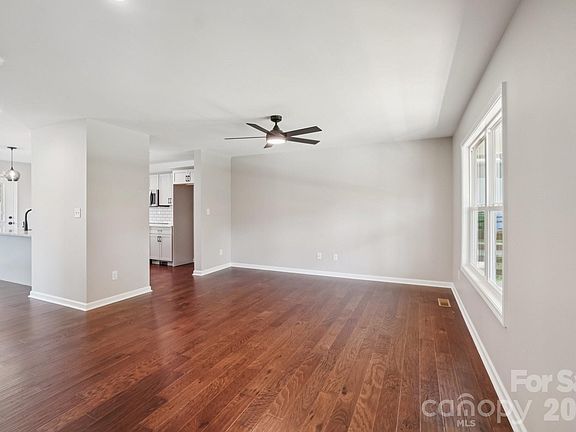 4th image of 17 White Ave