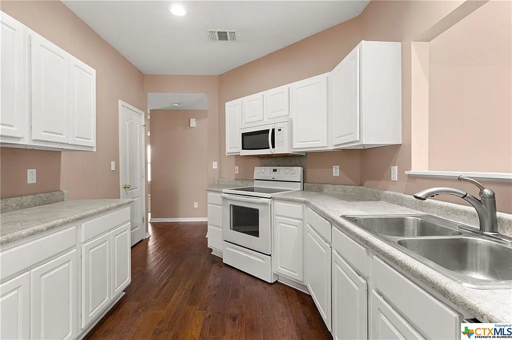 3 bed, 2.0 bath, 1810 sqft, $2,000 — Photo 2