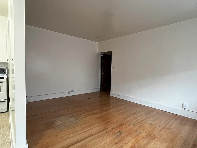 2231 Albert St — Photo 7