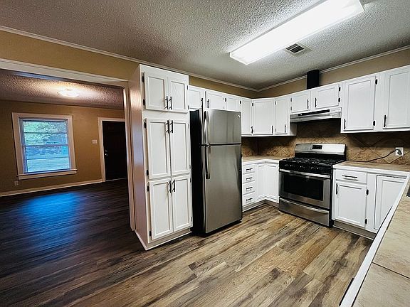 4th image of 202 Ronaldson Ave