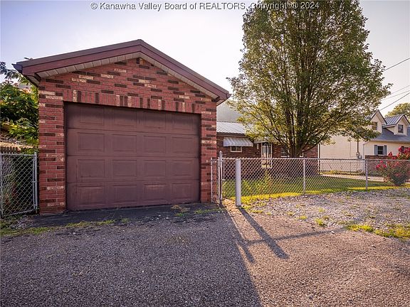 3rd image of 142 Rockwood Dr