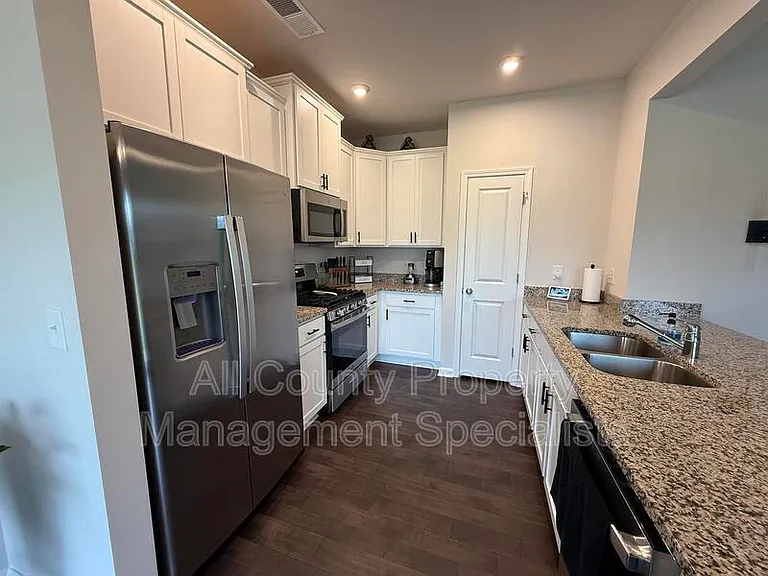 1074 Cornelia St — Photo 5
