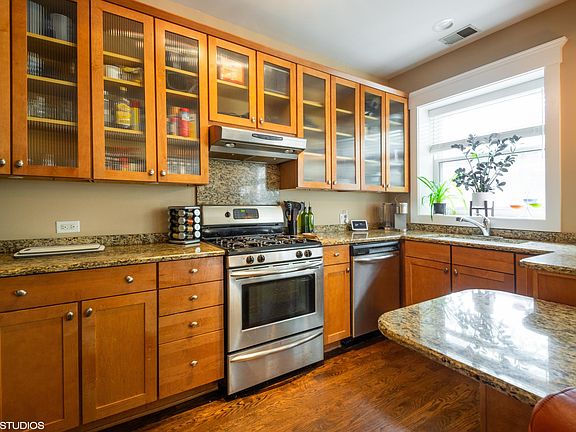 4th image of 2250 W Argyle St #2