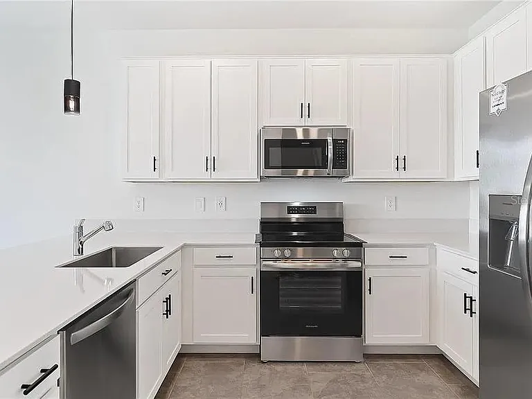 3334 Laurent Loop — Photo 5