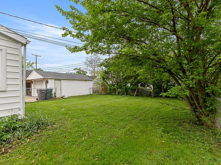 21311 Outer Dr — Photo 39
