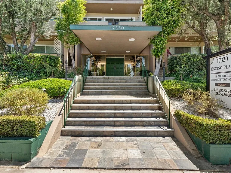 Encino Plaza Apartments — Photo 1