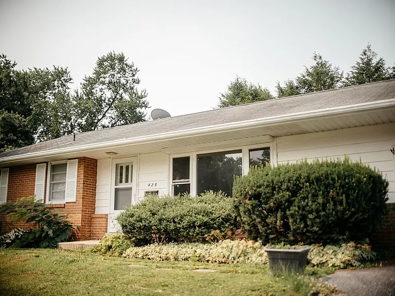 425 Spring Dr — Photo 2