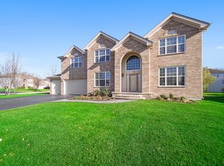 1725 White Oak Ln, Hoffman Estates, IL 60192