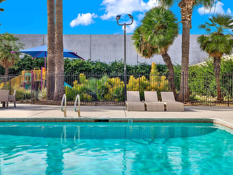 Serrano Apartments — Photo 47