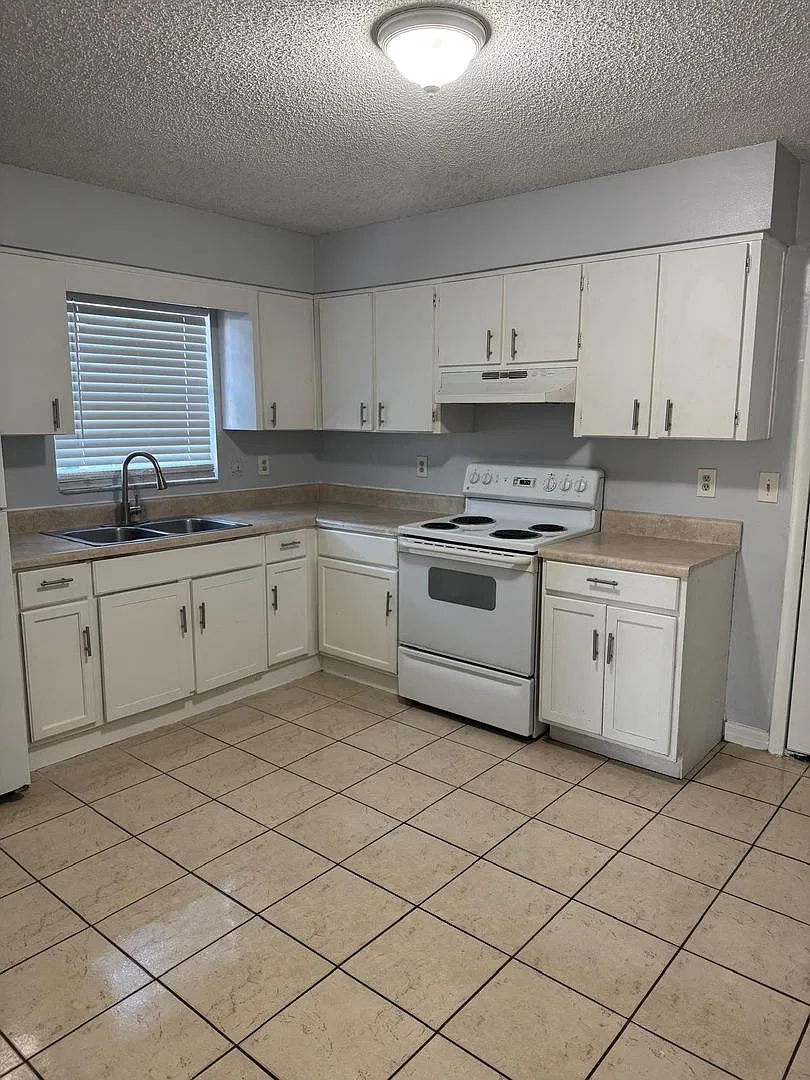 1713 Birchwood Cir — Photo 2