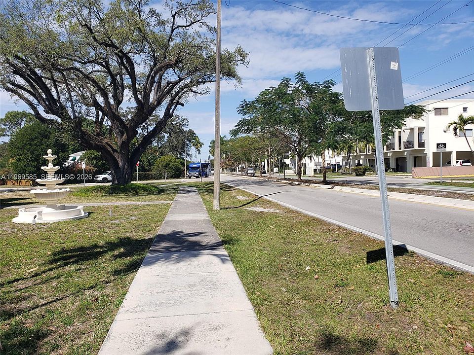 2nd image of 524 S Royal Poinciana Blvd