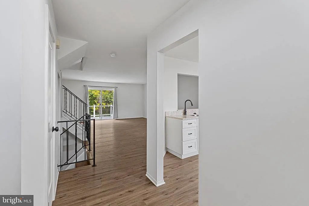 3 bed, 2.5 bath, 2200 sqft, $3,700 — Photo 3