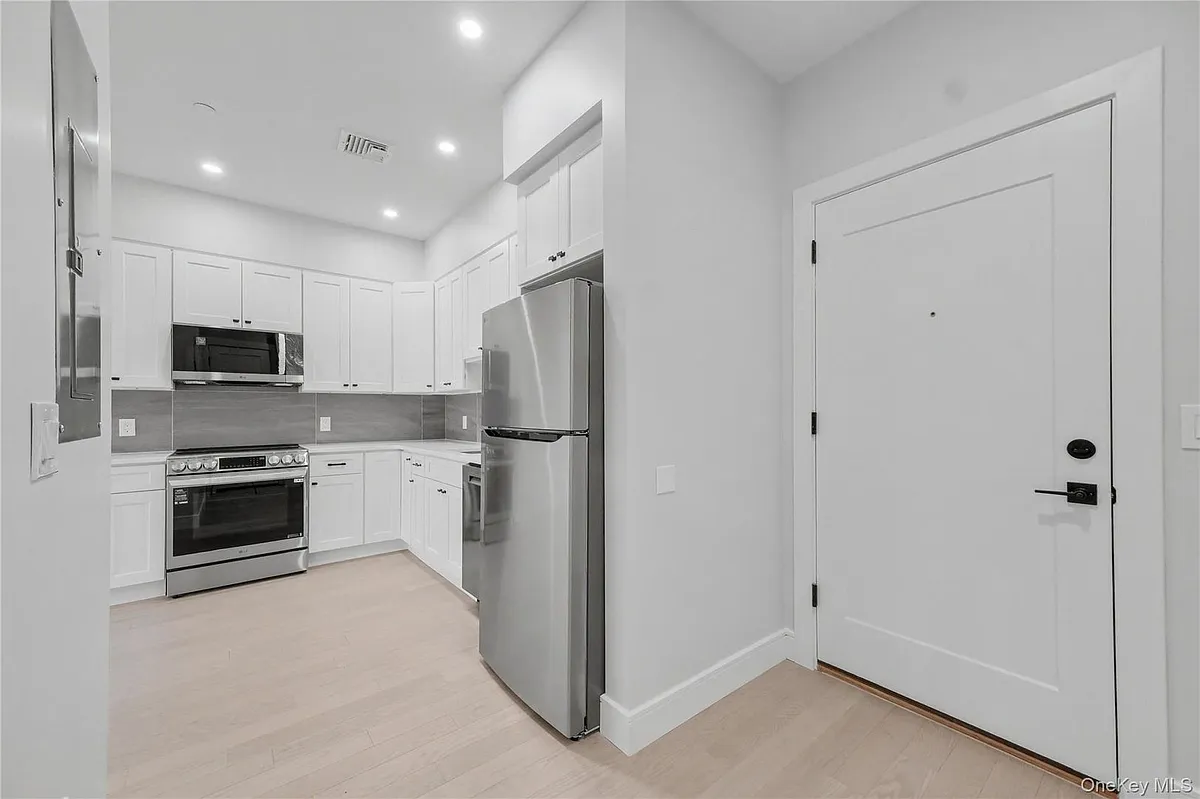 Building Photo - 10 Market St #D