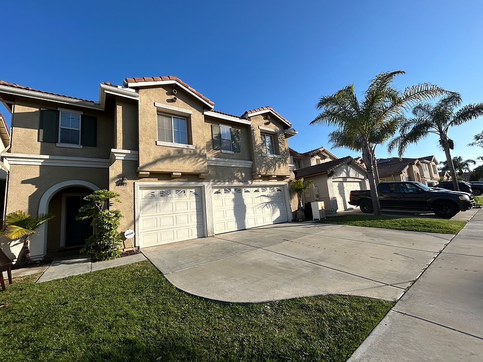 Beautiful Spacious Home set in a great neighborhood close to All shopping , Great Schools, Beach, Downtown, Freeways and parks
