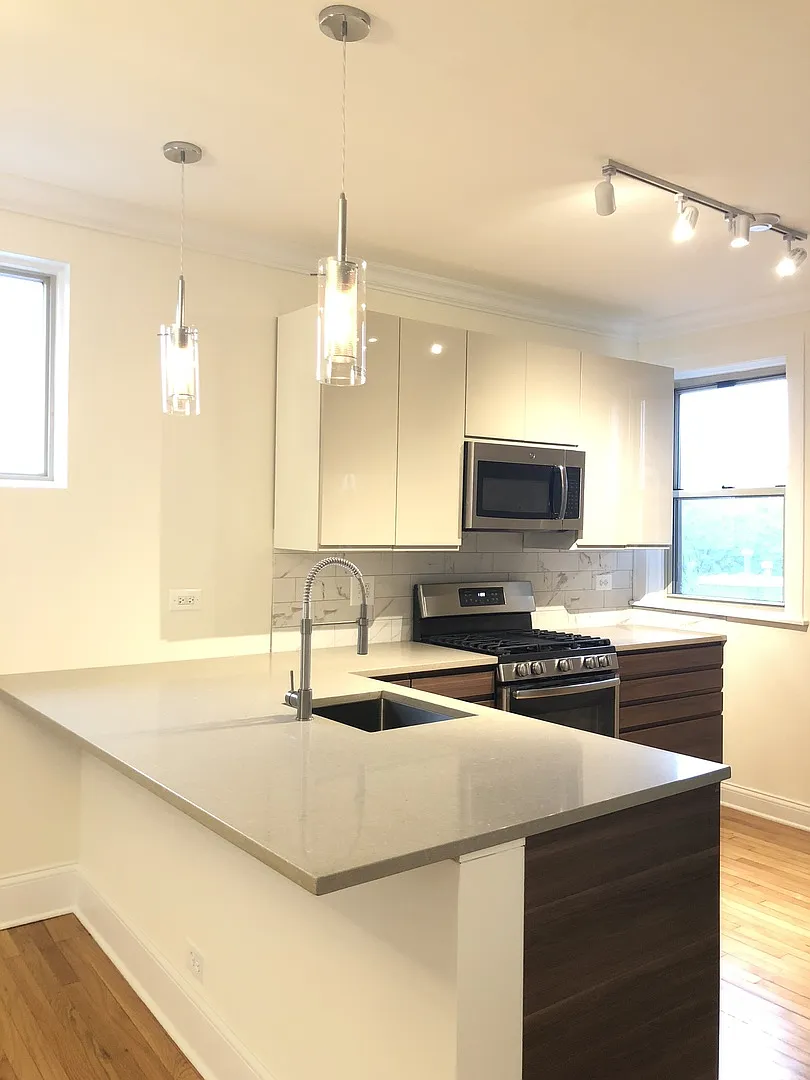 3-Bedroom Penthouse Near Lakefront — Photo 1
