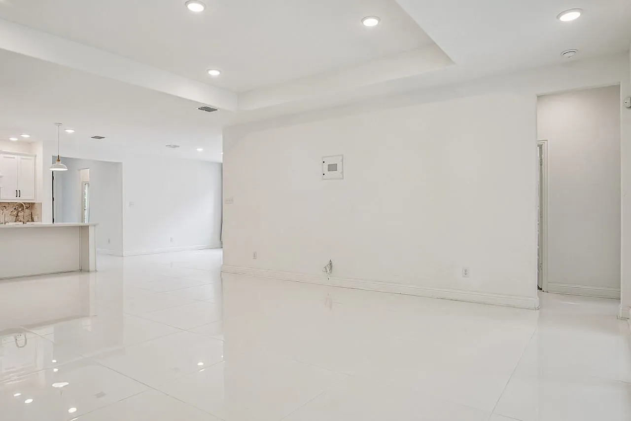 5 bed, 4.5 bath, 2536 sqft, $3,650 — Photo 2