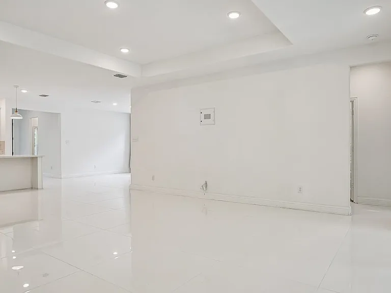 329 Magnolia St — Photo 2