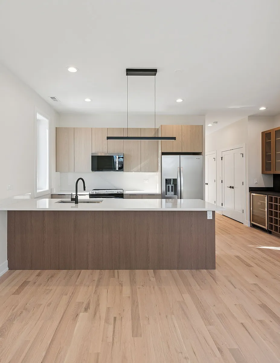 Building Photo - 420 E 50th Pl #1